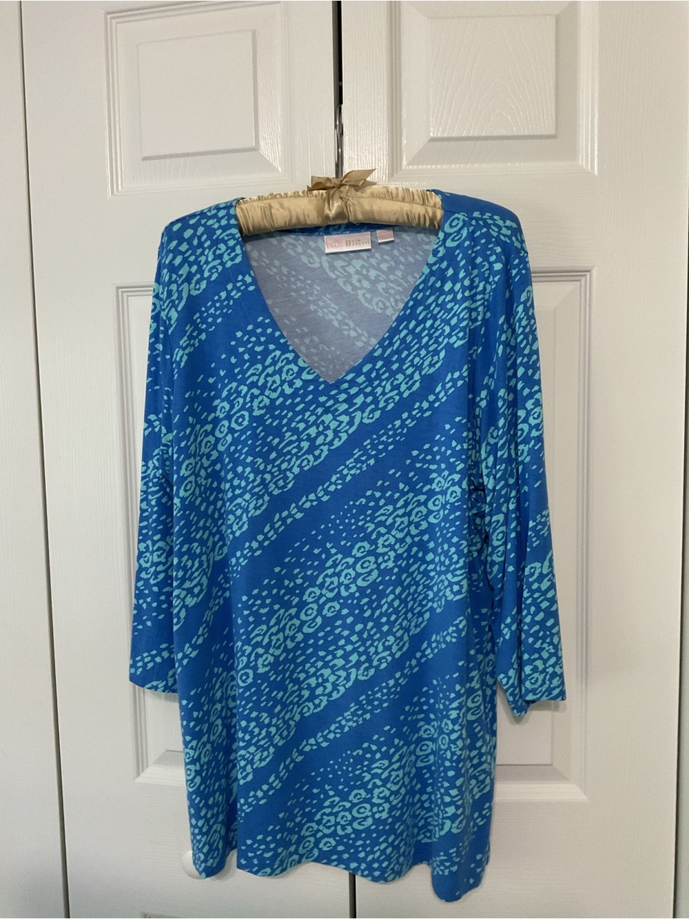 Kim Gravel Blue Patterned V-Neck Women's Top